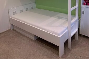 Masivna biela postel s matracom 120x200cm