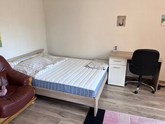 Písací stolík s posteľou 140x200 a s roštom