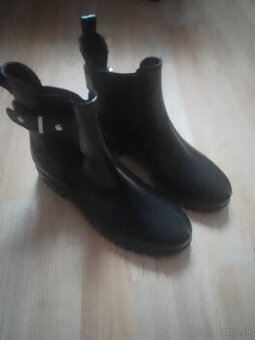 Členkove lakované čižmy,gumáky veľkosť 37