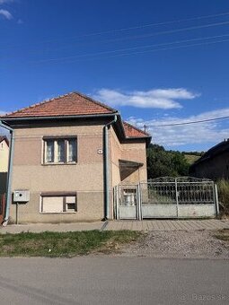 Rodinný dom v obci Chràmec + 2 studne + zàhradný dom s krbom