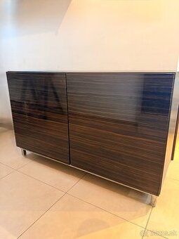 Tmavohneda dvojdverova skrinka komoda