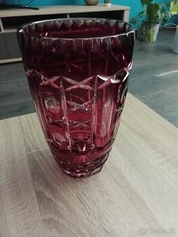 Krištáľová váza rubínovo červenej farby