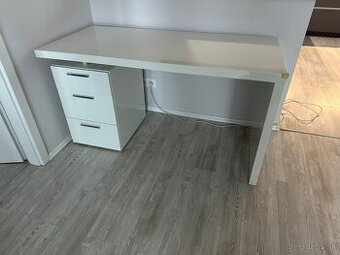 Masivny pevny pisaci stol