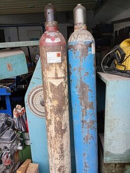 Fľaše kyslík acetylén.