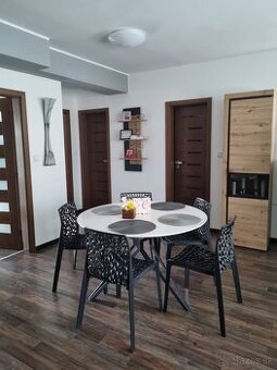 Jedalensky stol + 5 ks stolicka komplet