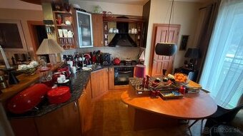 Kuchynská linka a ostrovček so žulovou pracovnou doskou