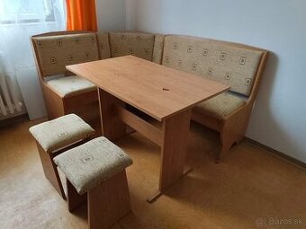 Rohová lavica so stolom a taburetkami