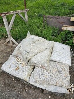 Predám okrasné kamene 25kg vrece