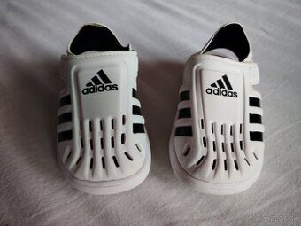 Adidas sandálky 23