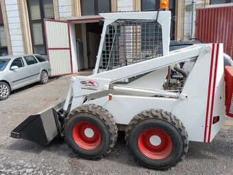 BOBCAT 825 smykový nakladač