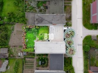 PRIESTRANNÝ RODINNÝ DOM s garážou v pokojnom prostredí mesta