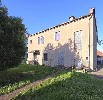 PREDAJ poschodový dom v obci Pastovce s pekným pozemkom - 1