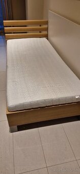 Posteľ s uložným priestorom a matracom