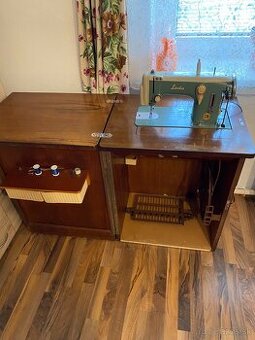 Starý mechanický šijací stroj Lada