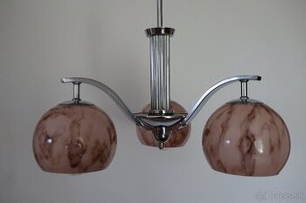 Starožitný luster v štýle art deco.
