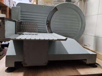 Predám nárezový stroj.