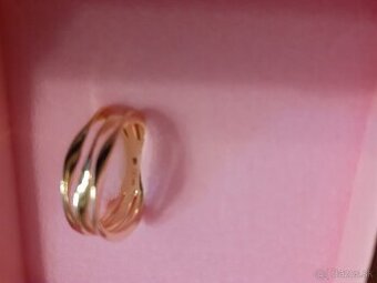 Pozlátený dámsky strieborný prsteň s vlnitým povrchom