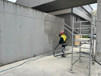 Pieskovanie kameňa, betónu a tehál