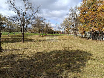 obec Bystré – pekný, rovinatý pozemok s hospodárskou budovou