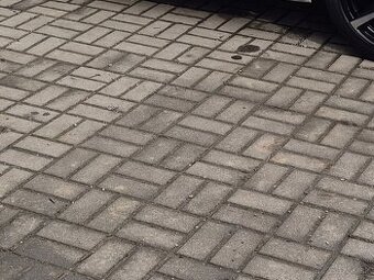 Predam pouzivanu zamkovu dlazbu sivu rozmer  20x10 cm