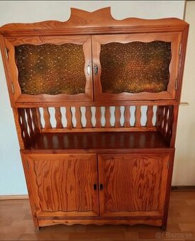 Starožitný príborník alebo kredenc