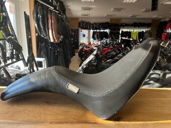 sedlo LA PERA na Harley-Davidson
