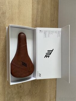 Title sedlo JS1