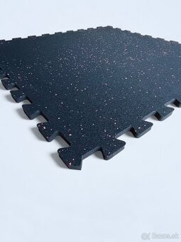 Gumová podlaha puzzle 96x96x1,5cm + 5% červený pigment