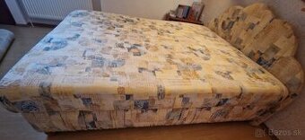 Čalúnená posteľ s úložným priestorom