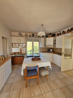 Rodinný dom s krásnym 1200m2 slnečným pozemkom