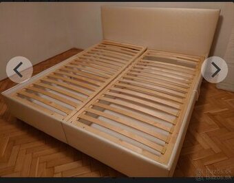 Manželská krásna postel v zlatej farbe