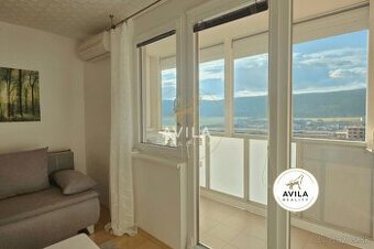 TOP PONUKA VEĽKÁ GARSÓNKA (33m²) S KLÍMOU, ZASKLENÝM BALKÓN