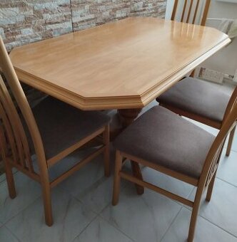 Krásny drevený kuchynský stôl