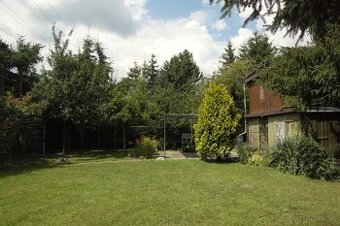 8 árový pozemok s chatou.