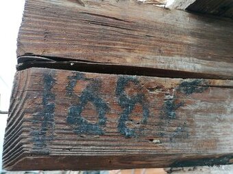 Staré trámy zo starej drevenice