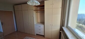 Šatníkové skrine (3 ks) – zachovalé