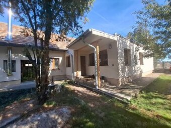Predam pekny útulný domček s veľkým pozemkom a zeleňou 5-izb