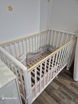 Detská postieľka s prebaľovacím pultom