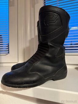 Predám málo používané čierne motorkárske čižmy