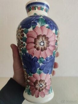 Ručne maľovaná váza.