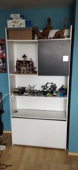 skriňa z detskej izby s perinákom