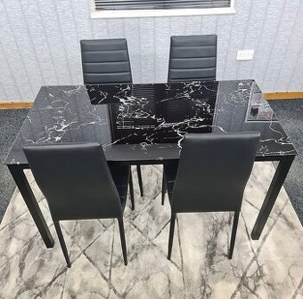 Stôl so stoličkami