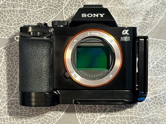 Sony Alpha A7 + grip + příslušensví