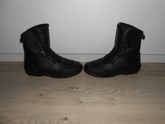 Predam nove kvalitne  kozene moto topanky RST