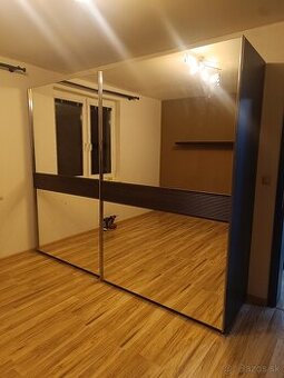 Veľká skriňa zo zrkadlom.