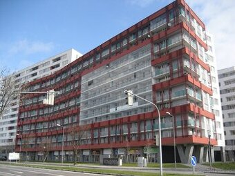 Parkovacie státie v rohu mierne širšie