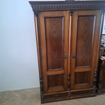 Starožitne skrine a komoda.