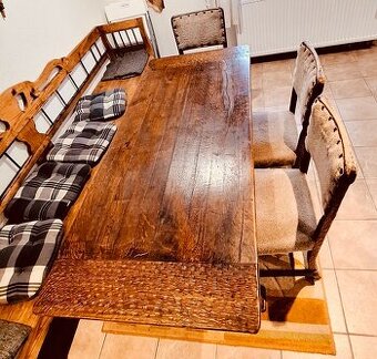 masívny drevený stôl + 4 stoličky