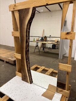 Predám dizajnové zrkadlo z orechového dreva