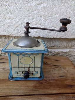 starožitný plechový mlynček